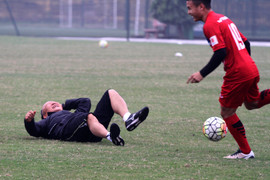 Bị học trò 'xâu kim', HLV Park Hang Seo ngã lăn ra sân