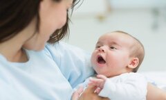 Người phụ nữ bất ngờ trở dạ khi mua sắm, nhân viên siêu thị thành hộ sinh bất đắc dĩ