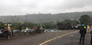 Xe đầu kéo lật úp lao vào lề đường, 2 người chết tại chỗ