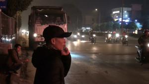 Video: Bị công an tuýt còi, tài xế xe tải dùng chiêu gọi điện thoại cho người thân