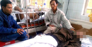 Vừa mở cửa, người đàn ông bị nhóm côn đồ chém dã man