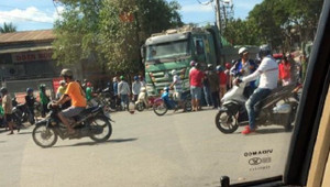 Đi gửi thiệp mời đám cưới con trai, người phụ nữ chết thảm dưới bánh xe ben