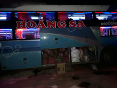 Bị phát hiện chở gỗ lậu trên đường Hồ Chí Minh, tài xế xe khách bỏ trốn