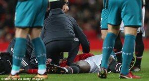 Video: Lukaku nằm bất động, đeo bình dưỡng khí rời sân