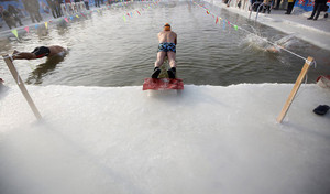 Những lợi ích bất ngờ từ việc bơi nước lạnh bạn chưa hề biết