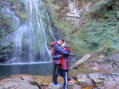 Xao xuyến với bộ ảnh 'chạm môi nhau' cực tình cảm của đôi vợ chồng du lịch khắp nơi