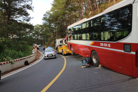 Đang chạy trên đèo Prenn, xe khách Thành Bưởi bất ngờ đâm vào vách núi