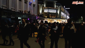 Video: Dòng người ùn ùn đổ về Hồ Gươm đón năm mới 2018