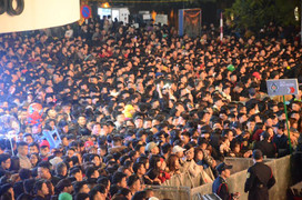 Trực tiếp không khí đón giao thừa, năm mới 2018 ở Hà Nội: Dòng người chen chúc, ùn ùn kéo về Hồ Gươm