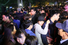 Trực tiếp giao thừa 2018 ở Hà Nội: Nam thanh nữ tú chen nhau từng centimet trên phố đi bộ