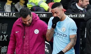 Sao trẻ Man City rơi nước mắt rời sân, HLV Guardiola trách Ngoại Hạng Anh thô bạo