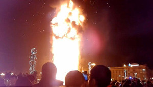 Clip: Ngàn người tá hỏa nhìn cây thông 25 m cháy ngùn ngụt đêm giao thừa