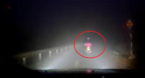 Clip: Ô tô soi đèn cho xe máy trên đường tối khiến dân mạng cảm phục