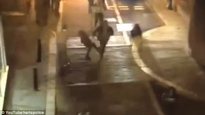 Video: Thấy cảnh bất bình, cô gái trẻ đưa chân hạ gục nghi phạm đang chạy trốn cảnh sát