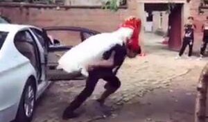 Clip: Chú rể nóng lòng cõng cô dâu trong đám cưới và cái kết 'sấp mặt'