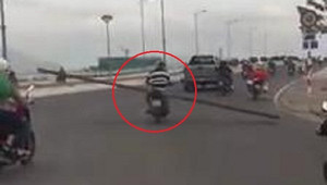 Rợn người clip xe máy chở thanh sắt dài hàng mét, choán hết đường ở Nha Trang