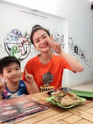 Ngớ người trước những cặp chị em ruột cách nhau vài chục tuổi, nhìn như mẹ con