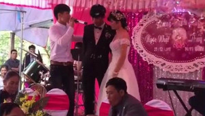 Clip: Thanh niên hát 'Trái tim bên lề' trong đám cưới người yêu cũ và bạn thân