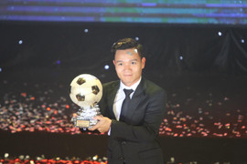Vượt Anh Đức, Đinh Thanh Trung xuất sắc giành Quả Bóng Vàng Việt Nam