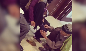 Clip cụ ông ân cần mang tất cho cụ bà khiến hàng trăm người nghẹn ngào