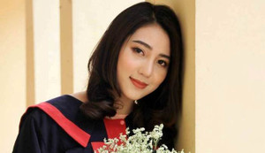 Cô gái xinh đẹp giữa biển người đêm giao thừa từng là Á khoa ĐH Ngoại thương