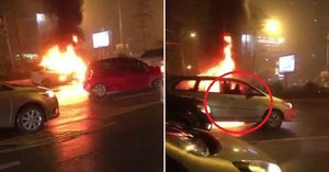 Clip: Ô tô cháy ngùn ngụt giữa đường, nhiều tài xế thản nhiên lại gần quay phim, chụp ảnh