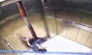 Video: Mải nhìn điện thoại, người phụ nữ bị thang máy kẹp gãy chân