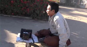 Clip: Lật tẩy người đàn ông giả cụt 2 chân, lê lết ăn xin ở Bình Phước