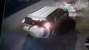 Clip: Ô tô tông ngã xe máy chở cả gia đình, bị dân chặn đầu vẫn rồ ga bỏ chạy