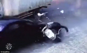 Video: Phóng bạt mạng bằng xe ăn cắp, thủ phạm bị 2 ô tô đâm liên tiếp