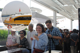 Khách Tây háo hức xếp hàng dài đi buýt sông đầu tiên ở Sài Gòn