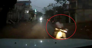 Clip: Thanh niên chạy xe máy cắm mặt vào điện thoại, suýt tông trực diện ô tô