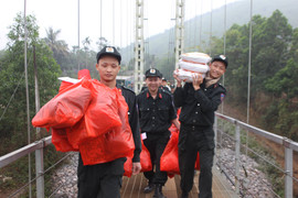 Chiến sĩ cảnh sát trẻ mang niềm vui đến với trẻ em nghèo Hòa Bình