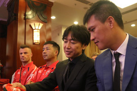 HLV Miura tư vấn ngoại binh 'bom tấn' cho Chủ tịch Lê Công Vinh