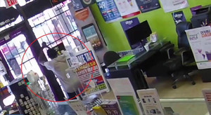 Clip: Cướp bị nhân viên nhốt trong cửa hàng, quỳ xuống van xin trong vô vọng