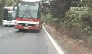 Clip: Xe con nối đuôi xe khách vượt kiểu 'giết người' trên đèo Bảo Lộc