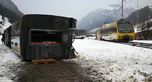 Video: Bão tuyết cực mạnh thổi bay toa tàu khỏi đường ray