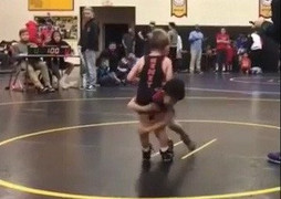 Cậu bé gây ‘bão mạng’ vì đòn chơi xấu với đối thủ