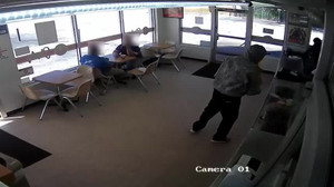 Video: Trộm hồn nhiên vừa hành sự vừa chia sẻ đồ ăn với nạn nhân