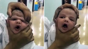 Y tá vừa cười vừa bóp mặt trẻ sơ sinh đến biến dạng