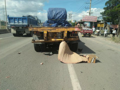 Tông xe máy vào đuôi container hỏng giữa đường, một công an chết tại chỗ