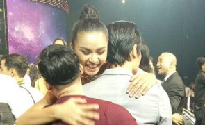 Thí sinh Hoa hậu Hoàn vũ lộ clip nóng được an ủi sau khi trượt top 5