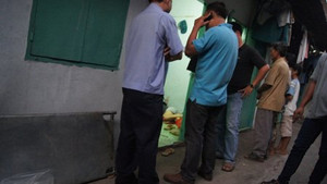 Đang ngồi trong phòng trọ, nam thanh niên bị kẻ lạ mặt bắn gục