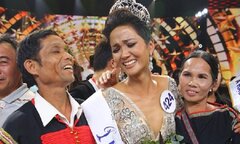 H'Hen Niê nghẹn ngào ôm chặt bố mẹ sau khi lên ngôi Hoa hậu Hoàn vũ 2017