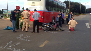 Bị xe khách cán qua người, nữ hiệu phó chết thương tâm