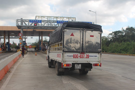 BOT Sóc Trăng tiếp tục bị phản đối: Tài xế không đem tiền, lùi xe cố thủ trước trạm