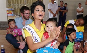 Vừa đăng quang, tân Hoa hậu Hoàn vũ H’Hen Niê tất bật đi từ thiện