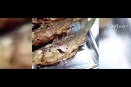Video: Cá nướng cháy vẫn giãy đành đạch trên bàn tiệc