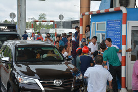 Video: Tài xế mua vé qua trạm BOT Sóc Trăng nhưng nhân viên không bán