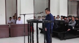 Vĩnh Long: Nghĩ mình bị 'nhìn đểu', rút dao đâm người trọng thương